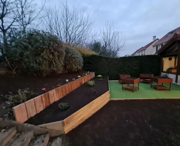 Pose d'un gazon synthétique et création d'une retenue de terre - Nozay