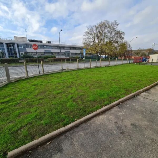 Remise en état des extérieurs d'un local d'activité (terrassement, engazonnement, grillage rigide, portail industriel) - Massy